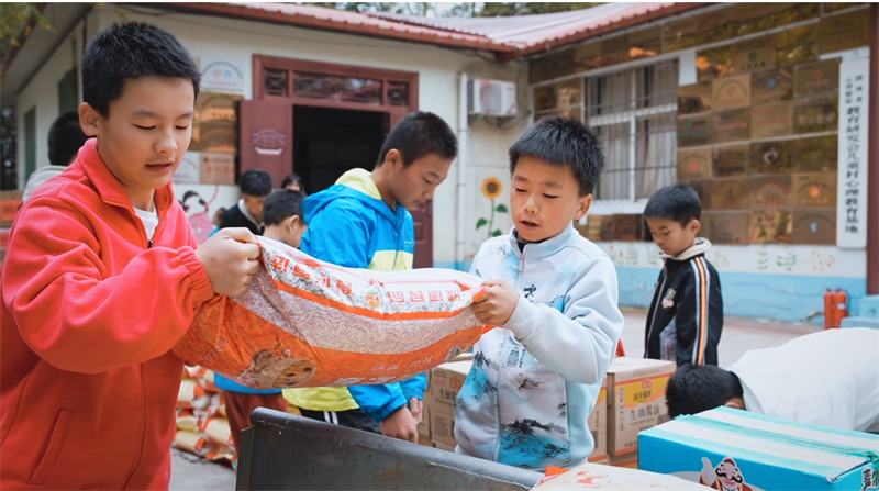 不啻微光 造炬成陽丨精誠展覽走進太陽村關(guān)愛兒童公益行